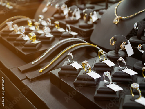 Cuadros en Lienzo Gold jewelry diamond shop with rings and necklaces luxury retail store window di