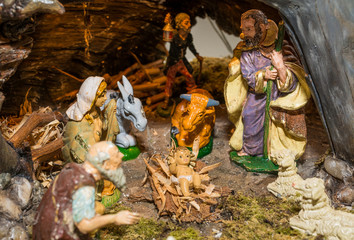  Szopka Bożonarodzeniowa reprezentowana przez statuetki Maryi, Józefa i Dzieciątka Jezus