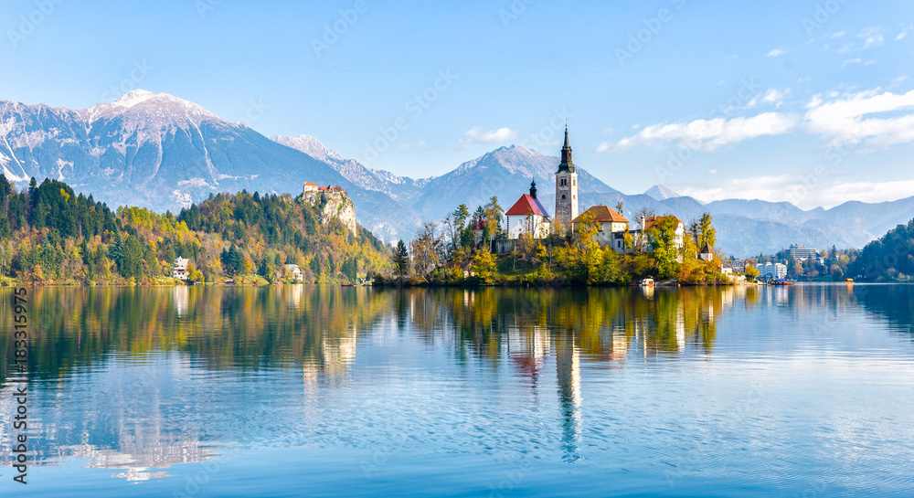 Lake Bled Slovenia. Beautiful mountain lake with small Pilgrimage Church. - obrazy, fototapety, plakaty 