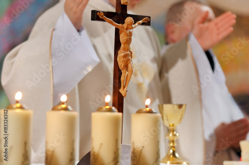 Fotografía Priest celebrate mass at the church