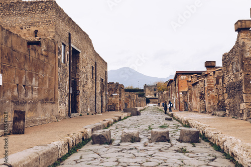 Plakat Słynne zabytkowe miejsce w Pompejach niedaleko Neapolu. Został całkowicie zniszczony przez erupcję Wezuwiusza. Jedna z głównych atrakcji turystycznych Włoch.
