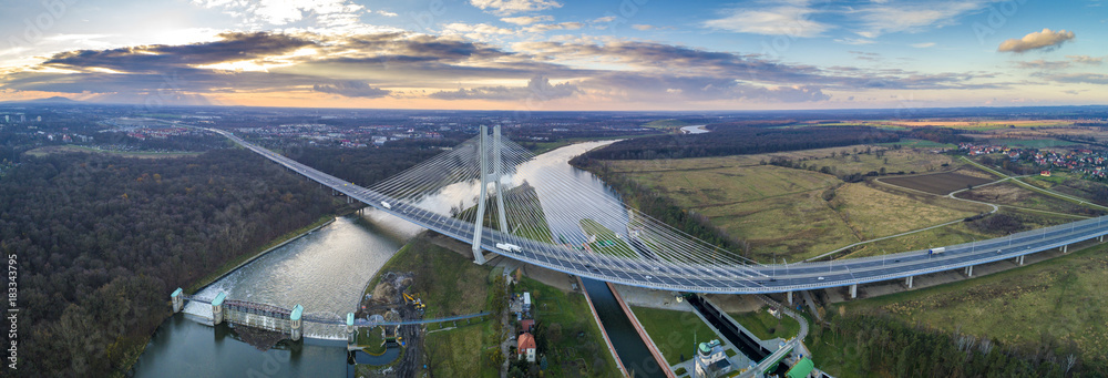 Most Rędziński na rzece Odrze we Wrocławiu z lotu ptaka. Najwyższy most wantowy o wysokości 122 m, zawieszony na pojedynczym pylonie, jest częścią AOW autostrady A8 - obrazy, fototapety, plakaty 