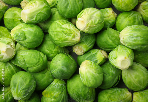 Fotomural Raw Brussels sprouts as background