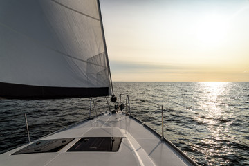 Fototapete - Segelyacht im Sonnenuntergang