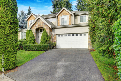 Foto Beautiful curb appeal of Craftsman-inspired exterior