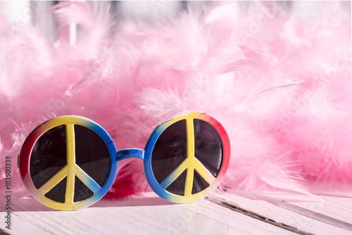 Fotografía Hippie style: peace sign sunglasses and pink feather boa