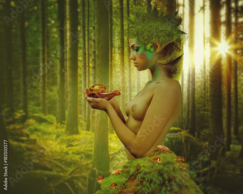 Fotografía Beauty nymph with snail in his hands with natural backgrounds