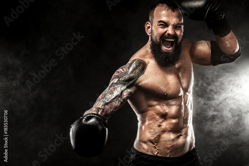 Fototapety MMA  bokser-muay-thai-sportowca-walki-na-czarnym-tle-z-dymem-kopiuj-miejsce-koncepcja-sportowa