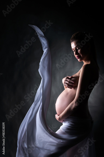 Беременная Женщина С Большим Животом