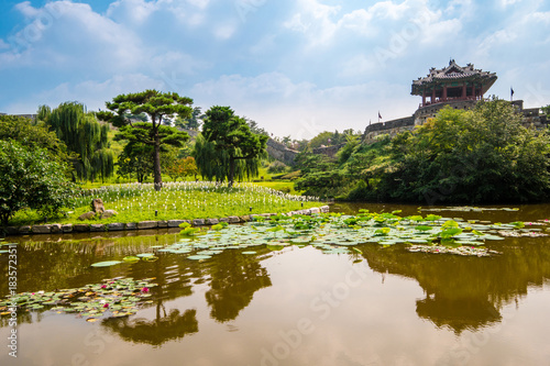 Plakat Suwon, Korea Południowa - Yongyeon Pond w Hwaseong Fortress, Światowe Dziedzictwo Korei.