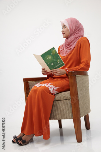 Fotografía malay girl with tudung with greeting card
