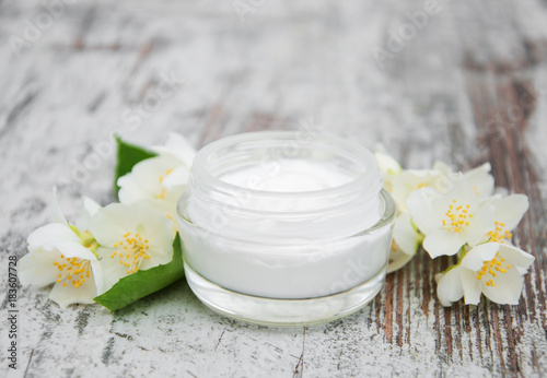Cuadros en Lienzo Moisturizing cream with jasmine flowers