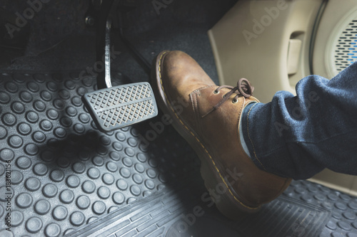 Fotomural Close up Leather Shoe ob pedal in car