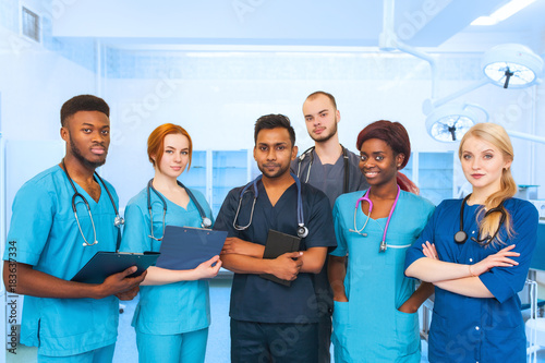 Foto group of mixed-race medical students smiling in the operating room