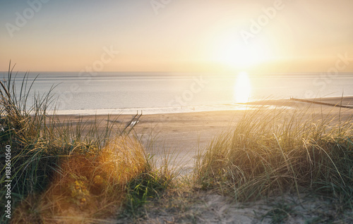 widok-na-ocean-o-zachodzie-slonca-nad-wydmami-nad-baltykiem