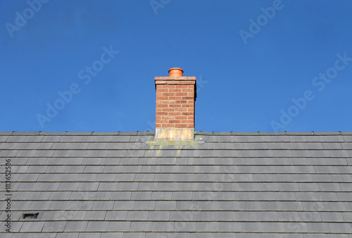 Fotografía Gray tile roof and chimney