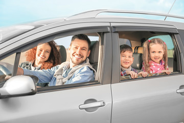 Canvas Print - Young family with children in car