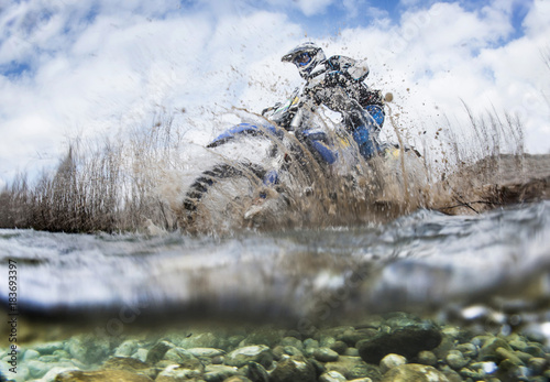 Dekoracja na wymiar  motocyklista-przejezdza-przez-rzeke-na-motocyklu