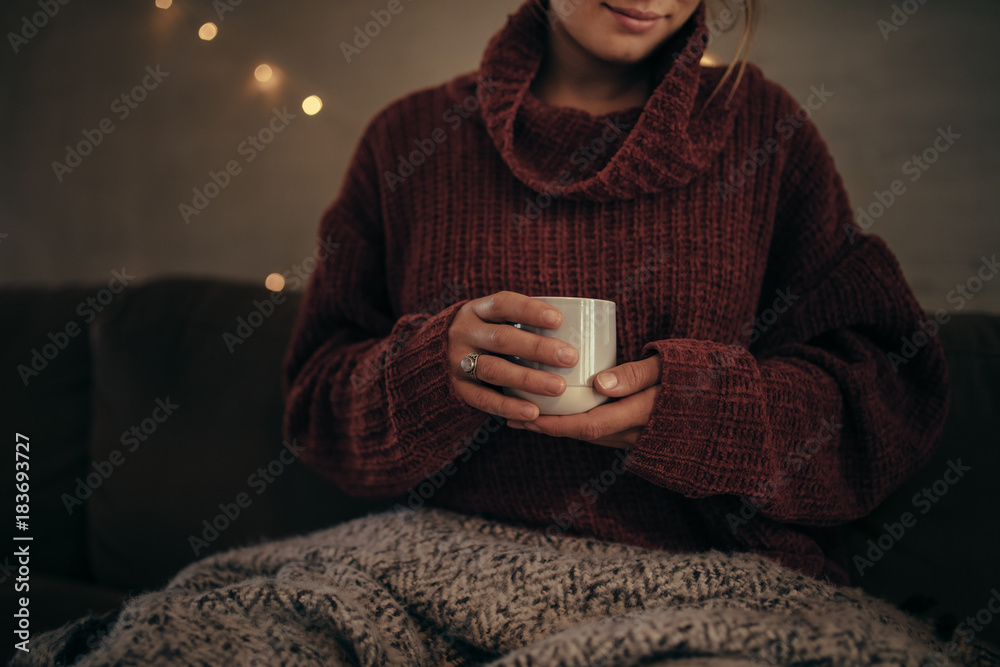 Frau Die Zu Hause Kaffee Im Winter Trinkt Foto Poster