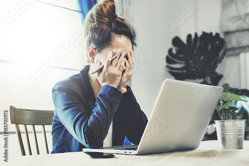 Fotomural young business woman having a lot hard work and many trouble per day