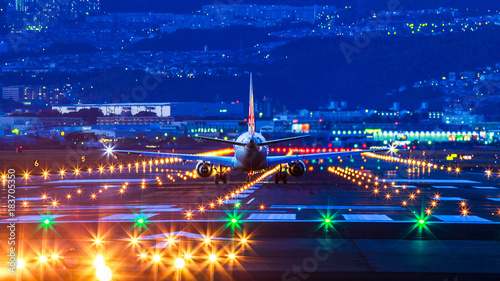 滑走路と飛行機 夜景 Stock Photo Adobe Stock