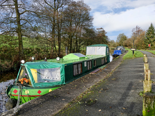 Fotomural The Leeds Liverpool Canal at Salterforth in the beautiful countryside on the Lan
