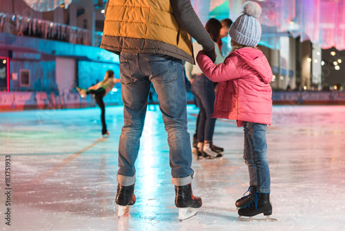 Fotografía cropped shot of father and daughter holding hands while standing together on ska