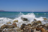 Fototapeta Morze - Fale rozbijające się o kamienie w Grecji