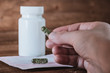 © nokturnal - Hand hält medizinische Cannabis Kapsel