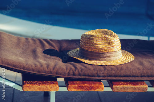 Straw Hat On Deck Chair By The Swimming Pool Kaufen Sie