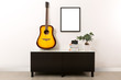 © CDSTOCK - Stanza con cornice bianca e chitarra