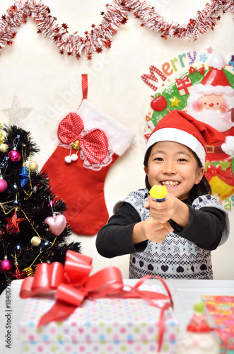 クラッカーを鳴らすサンタクロース衣装の女の子 Foto Stock Adobe Stock クラッカーを鳴らすサンタクロース衣装の女の子 Foto Stock Adobe Stock