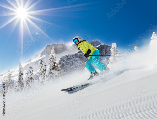 Dekoracja na wymiar  mloda-kobieta-narciarz-zbiegajacy-ze-stoku-w-alpejskich-gorach