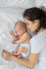 the newborn sleeps with the mother.