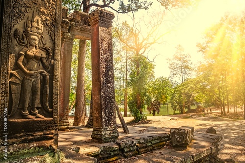 Zdjęcie XXL Szczegóły dotyczące rzeźbionych kamieni w świątyni w Angkor Wat w Kambodży.