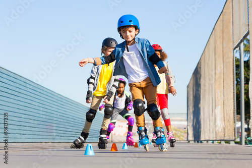 Cuadros en Lienzo Kids learning to avoid cones at slalom course
