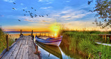 Fototapeta Natura - puesta de sol sobre el embarcadero del lago