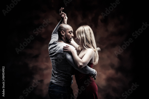 Fotografía Young couple dances Caribbean Salsa