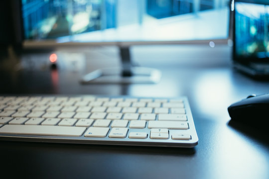 Moderner Büroarbeitsplatz mit Designtastatur und Bildschirm, Agentur