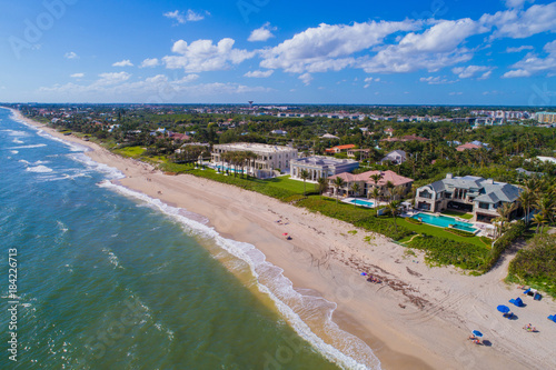 Fotografía Aerial drone photo luxury mansions on the beach