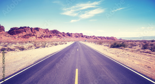Plakat Rocznik tonująca pustynna droga, podróżuje pojęcie obrazek, dolina Pożarniczy stanu park, Nevada, usa.