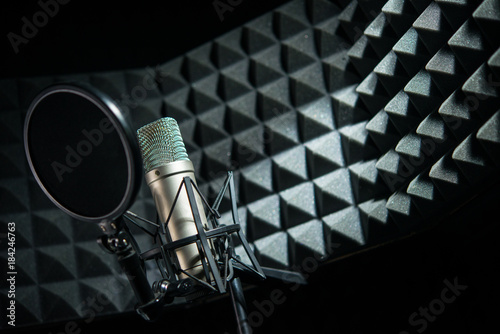 Dekoracja na wymiar  nowoczesny-profesjonalny-mikrofon-w-studiu-nagraniowym