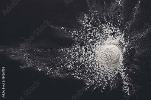 Zdjęcie XXL Sprinkled plamy pszenicy mąka splash na czarnym tle