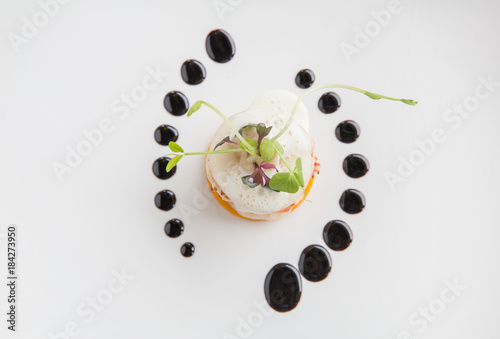 Fotografía Haute high end cuisine gourmet appetizer shrimp, pear, pumpkin with butter foam