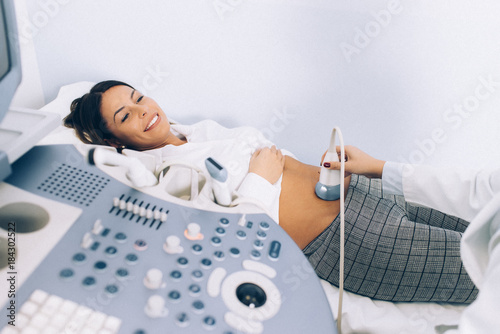 Plakat Młoda kobieta patinet ma badanie ultrasonograficzne jamy brzusznej