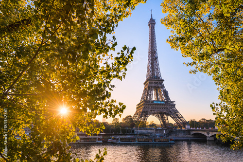 Plakat Wschód słońca na wieży Eiffla jesienią, Paryż