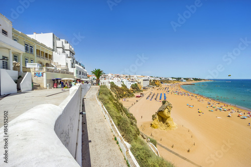 Foto Cliffs, sandy beach and white architecture of Albufeira, Algarve, Portugal