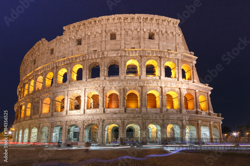 Cuadros en Lienzo Colosseum or Coliseum at night, also known as the Flavian Amphitheatre, the largest amphitheatre ever built, in the centre of the old city of Rome, Italy