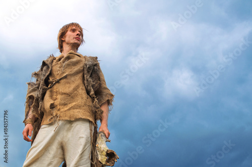 Láminas young man in medieval peasant costume on sky background