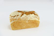 Razowy chrupiący chleb na białym tle
